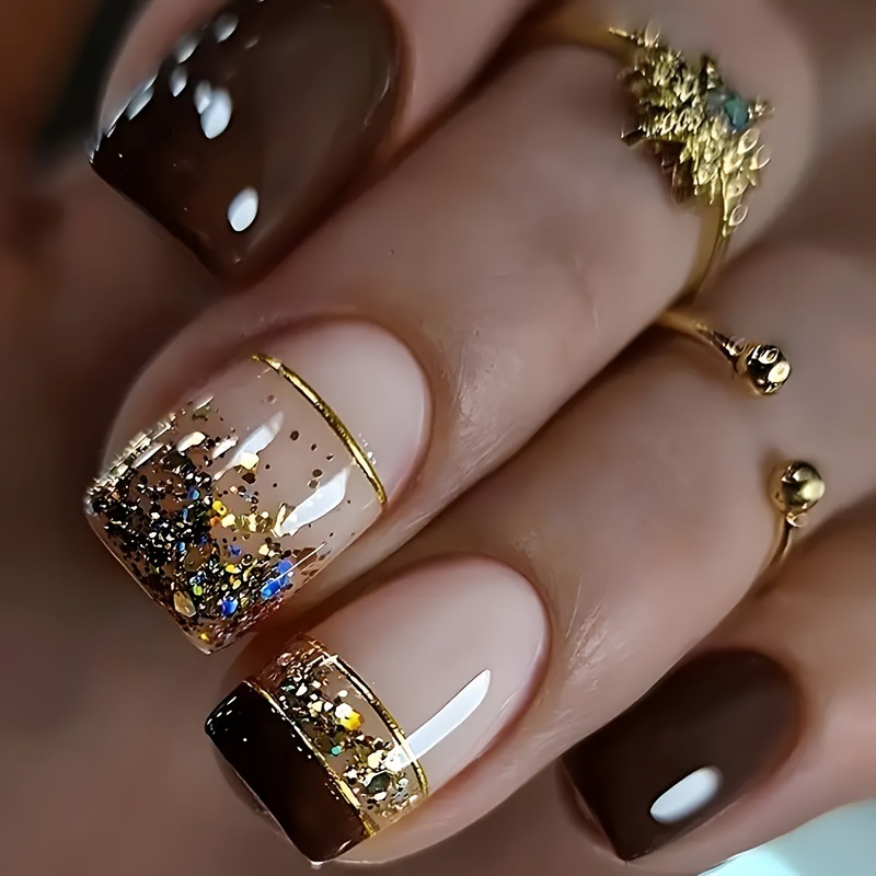 Nail Art Inspo - 女性用ショートスクエアフェイクネイル、光沢のあるブラウンのチップ、ゴールデンシルバーグリッター、ストリップデザイン、フルカバープレスオン、つけ爪ネイルアート