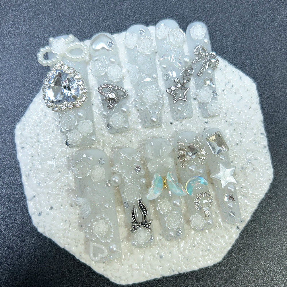Nail Art Inspo - 10個入り キュートなジライ系ホワイトハンドメイドつけ爪 3Dボウスターローズラブダイヤモンドグリッターフェイクネイル スパイシーガール Y2K ロングネイルアート