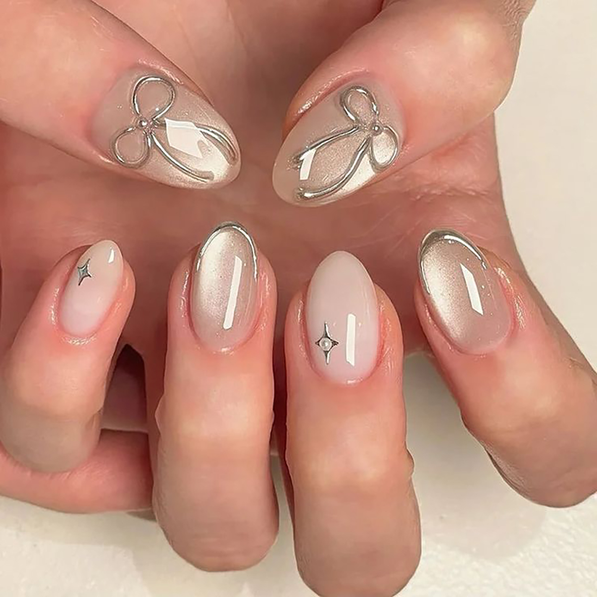 24個入りの手作りショートラウンドプレスオンネイル。 シルバ - Nail Art Wedding のレビューと価格